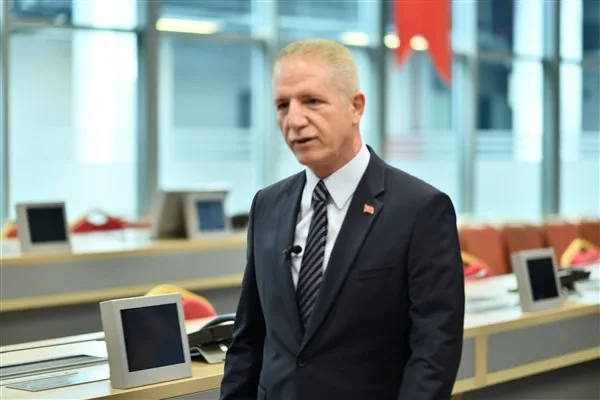 İstanbul Valisi Davut G&uuml;l, "Ailemiz İstanbul" projesi kapsamında vatandaşları evlerinde