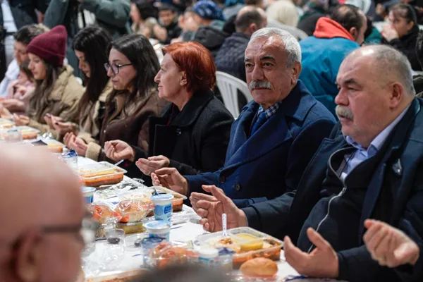 Torbalı Ayrancılar Kapalı Pazaryeri&rsquo;ndeki iftara, İzmir B&uuml;y&uuml;kşehir Belediyesi Başkan Vekili
