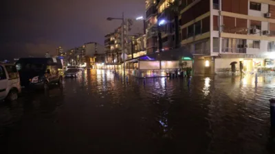 İzmir&rsquo;de etkisini artıran yağışlı hava sistemi ve g&uuml;neyli r&uuml;zgarlar, deniz