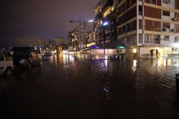 İzmir&rsquo;de etkisini artıran yağışlı hava sistemi ve g&uuml;neyli r&uuml;zgarlar, deniz