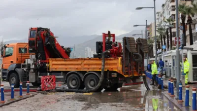İzmir&rsquo;de d&uuml;n gece başlayan ve bu sabah saatlerine kadar aralıklarla