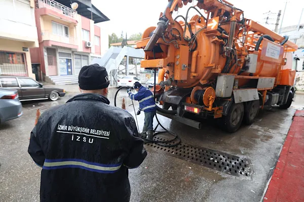 İzmir B&uuml;y&uuml;kşehir Belediyesi Afet Koordinasyon Merkezi (AKOM), meteorolojik uyarılar doğrultusunda