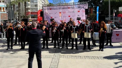 İzmir'de 14 Şubat Sevgililer G&uuml;n&uuml; kapsamında Alsancak&rsquo;ta &ldquo;Aşkın Melodileri&rdquo; etkinliğini