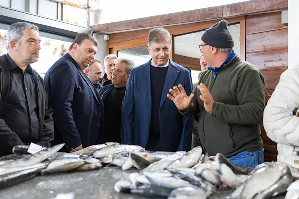 İzmir B&uuml;y&uuml;kşehir Belediye Başkanı Tugay, k&uuml;&ccedil;&uuml;k &ouml;l&ccedil;ekli balık&ccedil;ıların &ccedil;alışma koşullarının