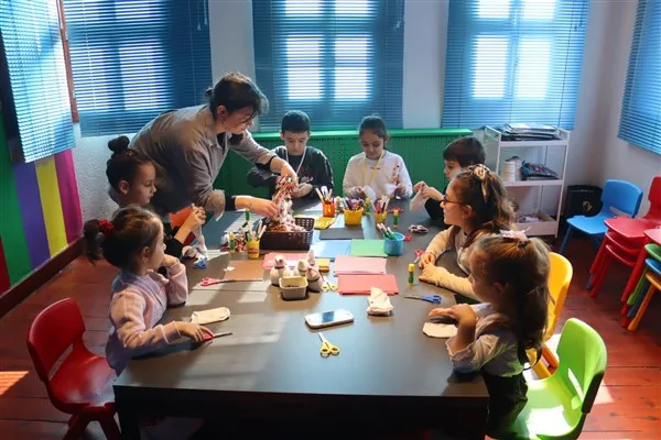 4 yaş ve &uuml;zeri &ccedil;ocuklar i&ccedil;in planlanan at&ouml;lye ve g&ouml;steriler,