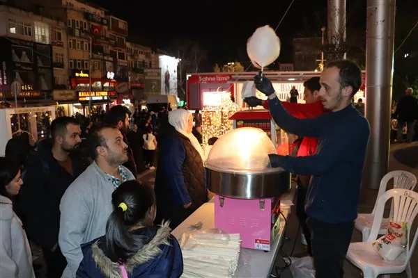 İzmit&rsquo;te Ramazan ayı dolayısıyla d&uuml;zenlenen etkinliklerde &ccedil;ocuklar i&ccedil;in &ccedil;eşitli g&ouml;steriler
