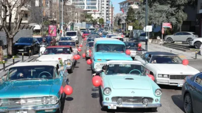 Kadık&ouml;y Belediyesi ile İstanbul Klasik Otomobilciler Derneği işbirliğiyle d&uuml;zenlenen &ldquo;Sevgililer