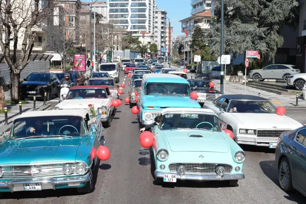 Kadık&ouml;y Belediyesi ile İstanbul Klasik Otomobilciler Derneği işbirliğiyle d&uuml;zenlenen &ldquo;Sevgililer