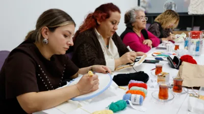 Merkez b&uuml;nyesinde her hafta farklı başlıklarda d&uuml;zenlenen eğitim ve etkinliklerle