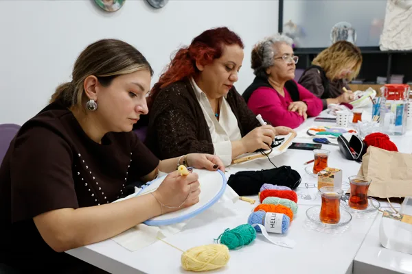 Merkez b&uuml;nyesinde her hafta farklı başlıklarda d&uuml;zenlenen eğitim ve etkinliklerle