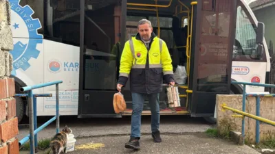 Karab&uuml;k Belediyesi Aşevi&rsquo;nde hazırlanan yemekler ve oluşturulan kumanya paketleri, d&uuml;zenli