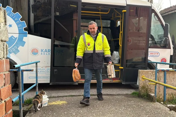 Karab&uuml;k Belediyesi Aşevi&rsquo;nde hazırlanan yemekler ve oluşturulan kumanya paketleri, d&uuml;zenli