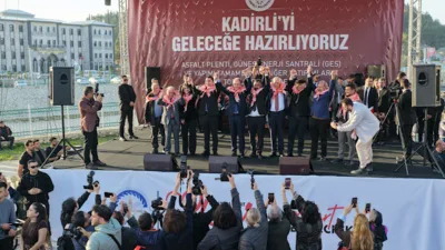 Osmaniye&rsquo;nin&nbsp;Kadirli&nbsp;il&ccedil;esinde,&nbsp;Kadirli Belediyesi&rsquo;nin hayata ge&ccedil;irdiği G&uuml;neş Enerjisi Santrali, asfalt plenti ve