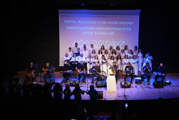 Kartal Belediyesi Etnik M&uuml;zik Korosu konseri Soğanlık K&uuml;lt&uuml;r Merkezi&rsquo;nde dinleyicilerle