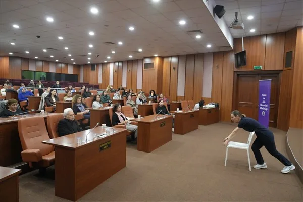 Kartal Belediyesi Meclis Salonu&rsquo;nda yapılan seminere Belediye Başkan Yardımcısı Dr.