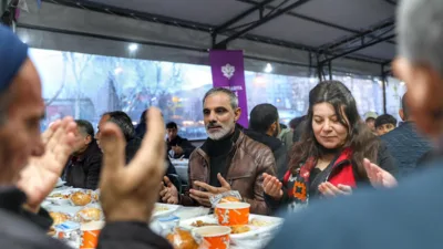 Kayapınar Belediyesi tarafından Rojava Parkı i&ccedil;erisinde kurulan iftar &ccedil;adırı, Mevlid