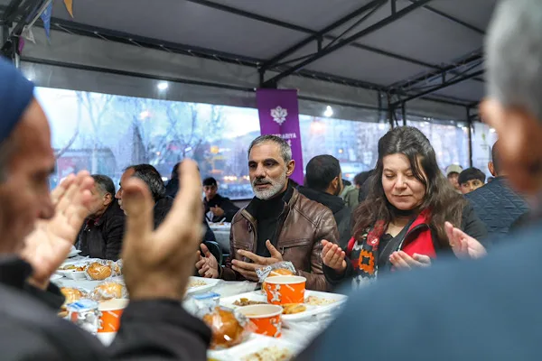 Kayapınar Belediyesi tarafından Rojava Parkı i&ccedil;erisinde kurulan iftar &ccedil;adırı, Mevlid