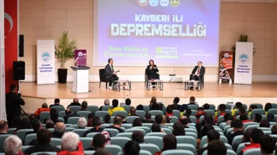Erciyes K&uuml;lt&uuml;r Merkezi&rsquo;nde d&uuml;zenlenen program, saygı duruşu ve İstiklal Marşı&rsquo;nın