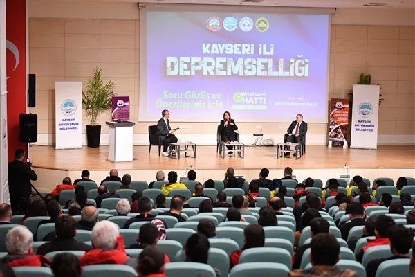 Erciyes K&uuml;lt&uuml;r Merkezi&rsquo;nde d&uuml;zenlenen program, saygı duruşu ve İstiklal Marşı&rsquo;nın