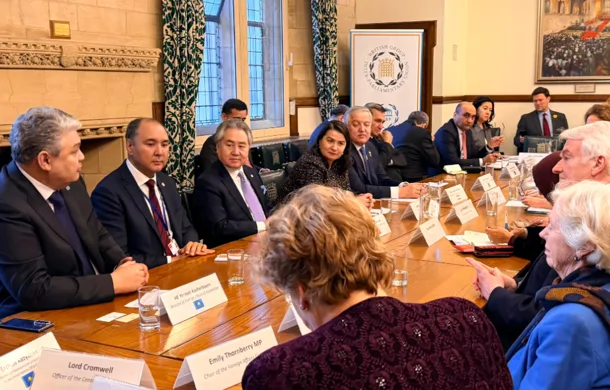 Kazakistan Dışişleri Bakanı Yermek Kosherbayev, Londra&rsquo;da Birleşik Krallık Parlamentosu &uuml;yeleriyle