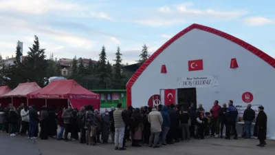 Ke&ccedil;i&ouml;ren Belediyesi&nbsp;tarafından kurulan iftar sofralarında, g&uuml;nl&uuml;k yaklaşık 12 bin kişiye