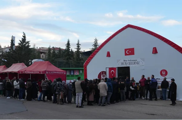 Ke&ccedil;i&ouml;ren Belediyesi&nbsp;tarafından kurulan iftar sofralarında, g&uuml;nl&uuml;k yaklaşık 12 bin kişiye