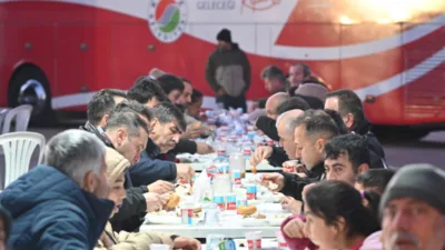 Kepez Belediyesi, Beşkonaklılar, Baraj ve G&ouml;ksu mahallelerini d&uuml;zenlediği iftar sofralarında