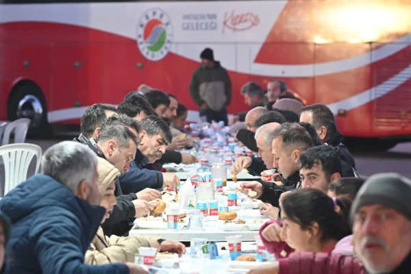 Kepez Belediyesi, Beşkonaklılar, Baraj ve G&ouml;ksu mahallelerini d&uuml;zenlediği iftar sofralarında