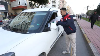 Kepez Belediyesi, evlerine yetişemeyenler i&ccedil;in iftariyelik kumanya dağıtımı ger&ccedil;ekleştirdi.&nbsp; Ekipler,