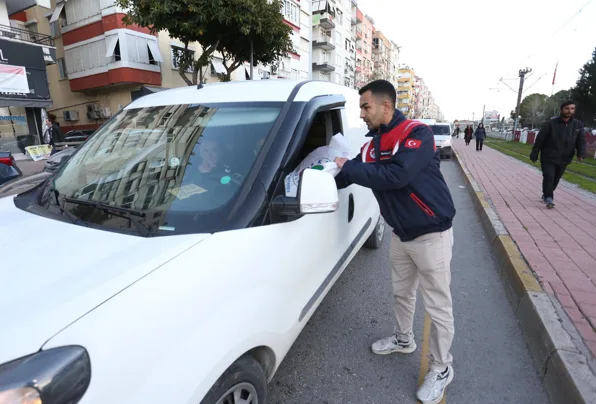 Kepez Belediyesi, evlerine yetişemeyenler i&ccedil;in iftariyelik kumanya dağıtımı ger&ccedil;ekleştirdi.&nbsp; Ekipler,