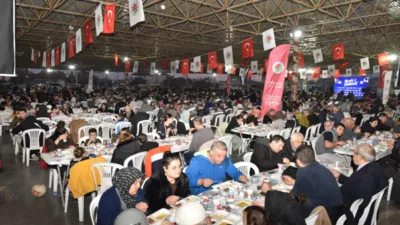 Ramazanın beşinci g&uuml;n&uuml;nde &Ccedil;amlıbel Mahallesi kapalı pazar alanında kurulan iftar