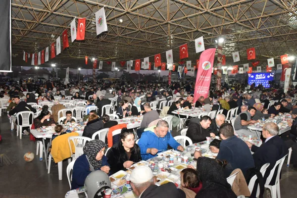 Ramazanın beşinci g&uuml;n&uuml;nde &Ccedil;amlıbel Mahallesi kapalı pazar alanında kurulan iftar
