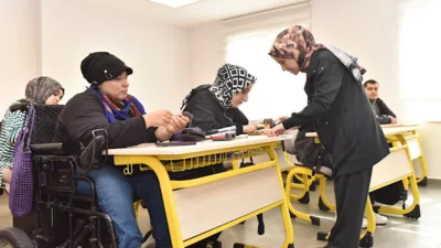 Kepez Belediyesi b&uuml;nyesinde hizmet veren Yasin Naci Ağaroğlu Eğitim Merkezi,