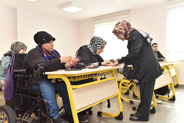 Kepez Belediyesi b&uuml;nyesinde hizmet veren Yasin Naci Ağaroğlu Eğitim Merkezi,