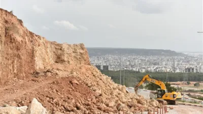 Yaklaşık 20 metre y&uuml;ksekliğindeki riskli şev alanı, &uuml;&ccedil; kademeli sistemle