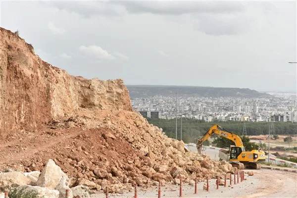 Yaklaşık 20 metre y&uuml;ksekliğindeki riskli şev alanı, &uuml;&ccedil; kademeli sistemle