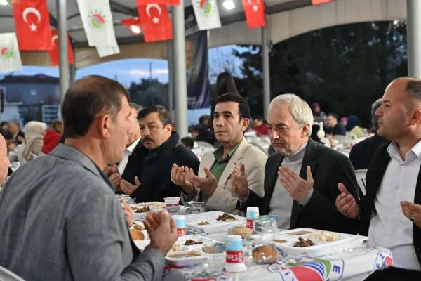 Ramazan ayının d&ouml;rd&uuml;nc&uuml; g&uuml;n&uuml; kurulan iftar sofralarında Kiriş&ccedil;iler Mahallesi ve
