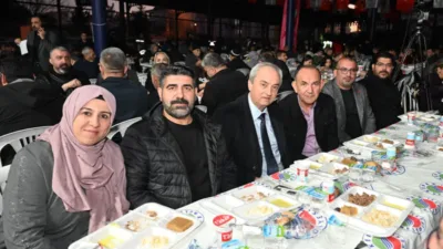Kepez Belediyesi, ramazan ayının ilk iftarını, D&uuml;denbaşı Mahallesi kapalı pazar