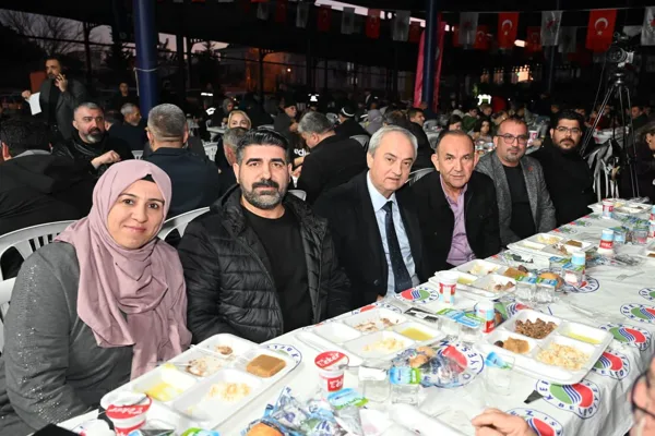 Kepez Belediyesi, ramazan ayının ilk iftarını, D&uuml;denbaşı Mahallesi kapalı pazar