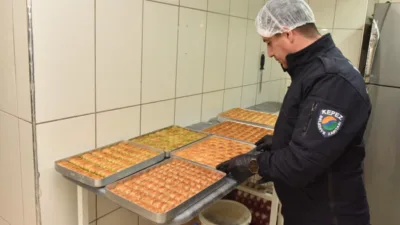 Kepez Belediyesi Zabıta M&uuml;d&uuml;rl&uuml;ğ&uuml; ekipleri, ramazan ayında t&uuml;ketimi artan baklava,