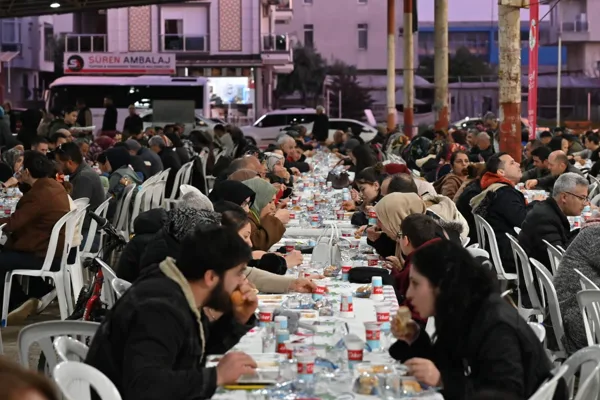 Kepez&rsquo;in iftar sofraları Ramazan&rsquo;ın altıncı g&uuml;n&uuml;nde Altınova Mahallesi kapalı pazar