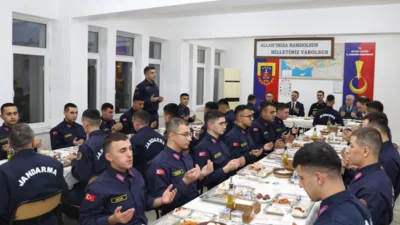 Kocaeli Valisi İlhami Aktaş, İl Jandarma Komutanlığı tarafından d&uuml;zenlenen iftar