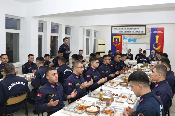 Kocaeli Valisi İlhami Aktaş, İl Jandarma Komutanlığı tarafından d&uuml;zenlenen iftar