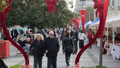 Konak'ta 14 Şubat Sevgililer G&uuml;n&uuml; etkinlikleri kapsamında d&uuml;zenlenen Sevgililer G&uuml;n&uuml;