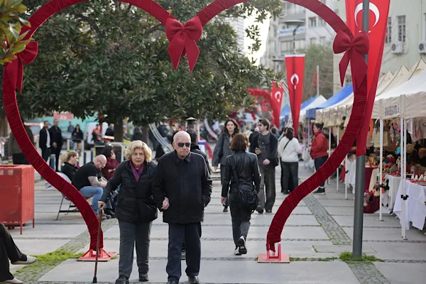 Konak'ta 14 Şubat Sevgililer G&uuml;n&uuml; etkinlikleri kapsamında d&uuml;zenlenen Sevgililer G&uuml;n&uuml;