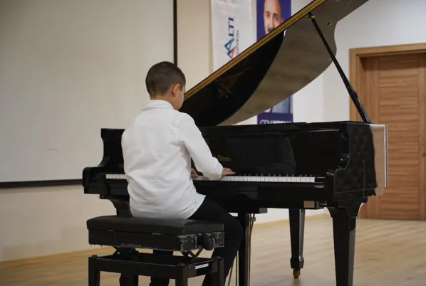 Konyaaltı Belediyesi b&uuml;nyesinde hizmet veren Konyaaltı M&uuml;zik Akademisi, &lsquo;İlayda Aksu