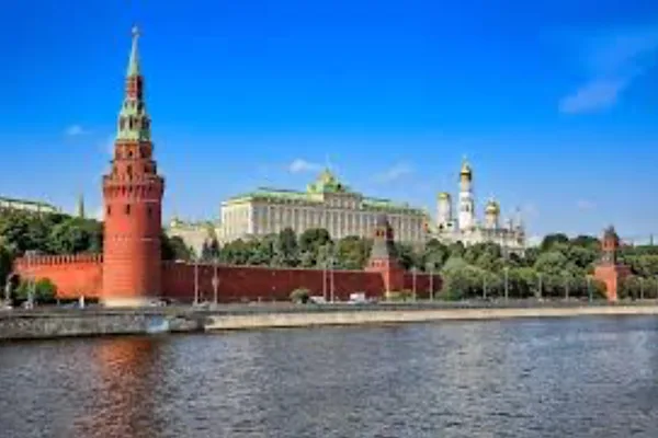 Kremlin s&ouml;zc&uuml;s&uuml; Dmitry Peskov, bug&uuml;nk&uuml; basın brifinginde, Rusya'nın Fransa ile