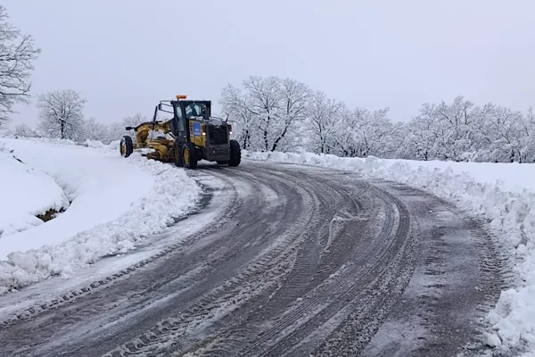 Diyarbakır&rsquo;ın&nbsp;Kulp&nbsp;il&ccedil;esinde etkisini artıran kar yağışı, &ouml;zellikle kırsal mahalle yollarında ulaşımı