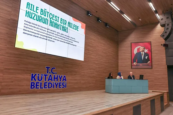 K&uuml;tahya Belediyesi konferans salonunda d&uuml;zenlenen eğitim programında, uzman personel tarafından