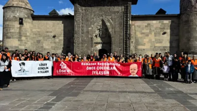 Eğitim seminerlerinde konuşan L&Ouml;SEV gen&ccedil;leri, kanserle m&uuml;cadelenin yalnızca tedavi s&uuml;reciyle